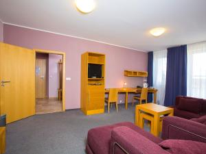 uma sala de estar com um sofá e uma mesa em Hotel Trend em Plzeň