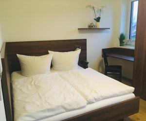
Ein Bett oder Betten in einem Zimmer der Unterkunft Pension Seecafé
