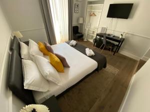 A bed or beds in a room at Holidays Suites Navona