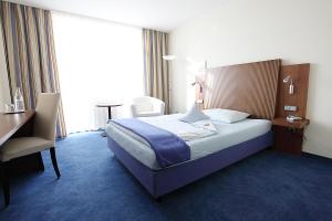 A bed or beds in a room at Hotel Garni Max Zwo