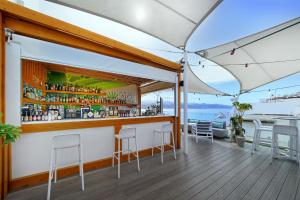 un bar en una terraza con vistas al océano en Hotel Aloe Canteras, en Las Palmas de Gran Canaria