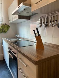 una cocina con una barra con un bloque de cuchillos en City Apartment Bremerhaven, en Bremerhaven