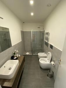 A bathroom at Holidays Suites Navona