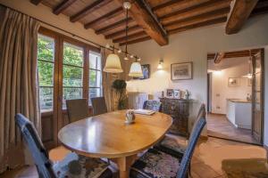 una sala da pranzo con tavolo e sedie in legno di Villa Balducci a Città di Castello