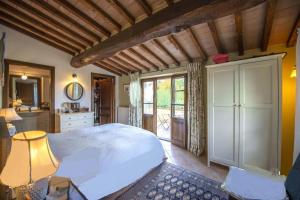 A bed or beds in a room at Villa Balducci