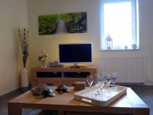 una sala de estar con una mesa con copas de vino. en Maison et vélos à Godinne dans la Vallée de la Meuse, en Godinne