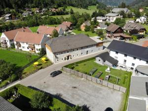 PredlitzにあるGasthof Muster-Stüberlの大きな建物のある町の空中風景