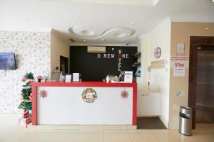 ein Weihnachtsbüro mit einem roten und weißen Tresen in der Unterkunft D'New 1 Hotel in Subang Jaya