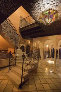 un edificio con una escalera y un techo de vidrieras en Alborada Riad, en Puebla de Almenara