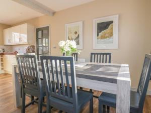 een keuken en eetkamer met een tafel en stoelen bij Crantock Lodge in Newquay