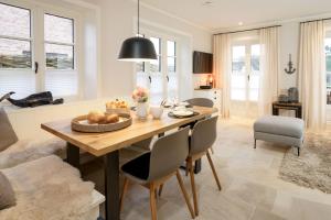 a kitchen and dining room with a table and chairs at Ferienhaus Inselwind Sylt in Westerland (Sylt)