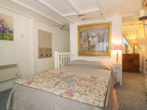 Un dormitorio con una cama y un cuadro en la pared. en The Hideaway, en York