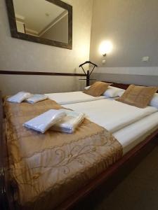 Ένα ή περισσότερα κρεβάτια σε δωμάτιο στο Garni Hotel Lav