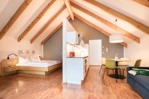ein Schlafzimmer mit einem Bett und einem Tisch in einem Zimmer in der Unterkunft Sankt Johann Spa Suites & Apartments in Prad am Stilfserjoch