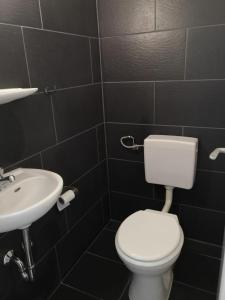 bagno con servizi igienici bianchi e lavandino di 3 Zimmer Wohnung in Eppelheim 77qm 1A Lage nähe Heidelberg a Eppelheim