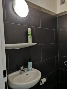 ein Badezimmer mit einem weißen Waschbecken und einem Spiegel in der Unterkunft 3 Zimmer Wohnung in Eppelheim 77qm 1A Lage nähe Heidelberg in Eppelheim