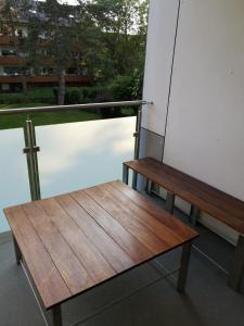 eine Holzbank auf dem Balkon in der Unterkunft 3 Zimmer Wohnung in Eppelheim 77qm 1A Lage nähe Heidelberg in Eppelheim