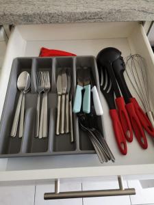 eine Schublade mit Küchenutensilien auf einem Tresen in der Unterkunft 3 Zimmer Wohnung in Eppelheim 77qm 1A Lage nähe Heidelberg in Eppelheim