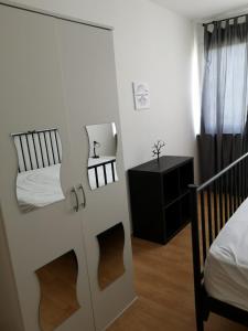 ein Schlafzimmer mit einem Etagenbett und einem Kinderbett in der Unterkunft 3 Zimmer Wohnung in Eppelheim 77qm 1A Lage nähe Heidelberg in Eppelheim + 57 Fotos