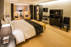 a hotel room with a large bed and a television at Hotel Business & More in Hamburg