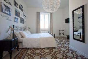 una camera con letto bianco e specchio di Saint Peter's Keys a Roma
