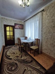 un comedor con mesa y sillas sobre una alfombra en Monte-Kristo Hotel, en Kamianets-Podilskyi