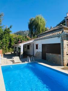 una piscina frente a una casa en La Fuente De El Nacimiento, en Benamahoma