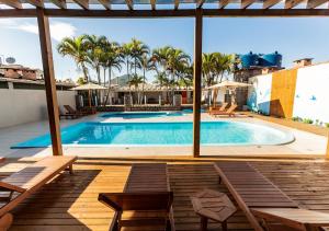 una piscina con vista su un resort di Pousada Nossa Senhora de Fatima a Florianópolis