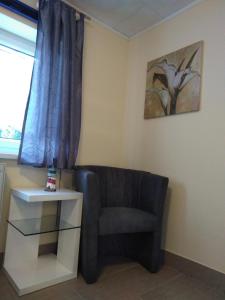 a living room with a chair and a table at Ferienwohnung Ahoi in Putbus