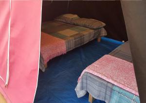 เตียงในห้องที่ Dama Kamp Alanı