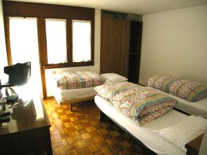 Postel nebo postele na pokoji v ubytování Hotel Europa Cembra