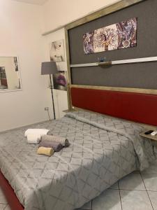 - une chambre avec un lit et une tête de lit dans l'établissement Posidonia, à Pouzzoles