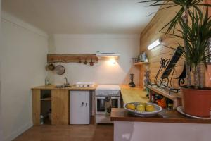 eine Küche mit einem weißen Kühlschrank und einer Spüle in der Unterkunft Calm studio in the historical centre - Dodo et Tartine in Guillestre