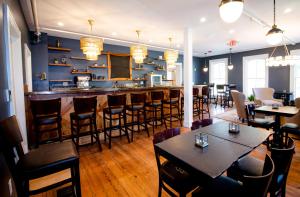 een bar in een restaurant met tafels en stoelen bij The Colonial Inn in Hillsborough
