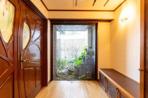 una stanza vuota con un acquario all'ingresso di ふたばホテル a Tokyo