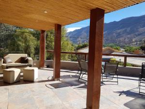 un patio con sillas y vistas a las montañas en Al Sereno Hotel Panoramico en Tilcara