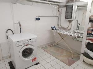 a laundry room with a washing machine in it at Puppenstube mit 2 Zimmern in Witten