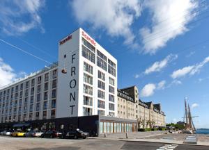 ein großes weißes Gebäude mit einem Schild drauf in der Unterkunft Scandic Front in Kopenhagen