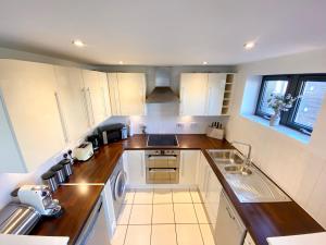 a small kitchen with a sink and a stove at Urban Living's - The Hawking in Oxford