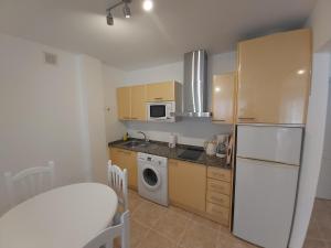 A kitchen or kitchenette at Apartamentos Sarah