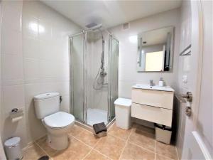 uma casa de banho com um chuveiro, um WC e um lavatório. em Apartamentos Sarah em Morro del Jable