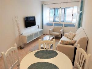 A television and/or entertainment centre at Apartamentos Sarah