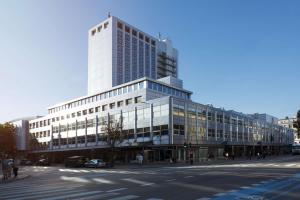 un edificio blanco alto en la esquina de una calle en Scandic Falkoner, en Copenhague