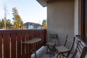 ズラティボールにあるApartman Gavrilov 3のバルコニーに椅子2脚とテーブル1台