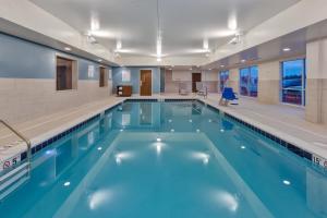 uma grande piscina com água azul em Holiday Inn Express & Suites - Cedar Springs - Grand Rapids N, an IHG Hotel em Cedar Springs