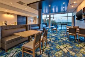 Khu vực lounge/bar tại Holiday Inn Express & Suites - Cedar Springs - Grand Rapids N, an IHG Hotel