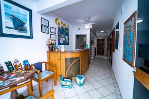 uma cozinha com um balcão e uma mesa num quarto em Pousada Cantinho Sonhado em Bombinhas