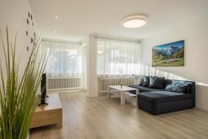 a living room with a couch and a table at Ferienwohnung Gartenstraße in Lindau-Bodolz