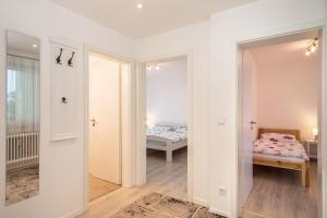 una camera con un letto e una camera con una porta di Ferienwohnung Gartenstraße a Lindau-Bodolz