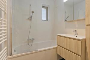 une salle de bain avec douche et lavabo dans l'établissement Villa Josephine, à Coxyde 18 autres photos